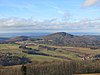 Blick vom Simmelsberg nach Westnordwesten zum Kleinen Nallenberg (links) und Großen Nallenberg (rechts); am Horizont das Mittelgebirge Vogelsberg