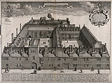 Gravure montrant d'en haut une série de bâtiments organisés autour de deux cours carrées derrière une grande façade