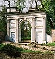 Puerta Romana, en los jardines del palacio