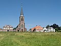 Appeltern, vista en el Maasdijk con la iglesia (la Sint-Servatiuskerk)