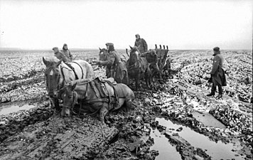 A Wehrmacht-lovaskocsi mély iszapba süllyedt a Kurszki területen, 1942. március–április