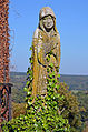 Statue de la Vierge dans la cour.