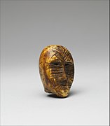 Figure en forme de tête humaine en ivoire (morse). Période estimée : entre 100 apr. J.-C. et 400 apr. J.-C..