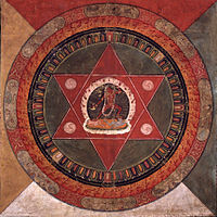 Mandala tibetană din tradiția lui Naropa, pictată în secolul al XIX-lea. O reprezintă pe Vajrayogini aflată în centrul a două triunghiuri roșii suprapuse. Rubin Museum of Art