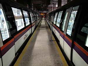 兩列現役的阿爾斯通列車在盛港車場內駐車