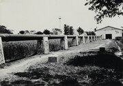 Waterpompstation met pijpleiding naar het waterreservoir bij de suikerfabriek