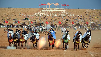 Fantasia lors du moussem 2013 de Tan-Tan (Guelmim-Es Semara, Maroc). (définition réelle 4 928 × 2 772)