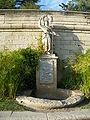 Statue inaugurée en 1998 à l’initiative de « l’association de Vaucluse du Millénaire Capétien » au jardin des Doms, à Avignon (Vaucluse)