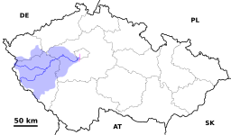 Floden med de två källorna Mže (norr) och Radbuza (syd) fram tills mynningen i floden Vltava (rosa).