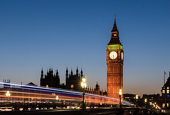 Big Ben na břehu řeky Temže po západu slunce