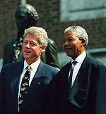 Le président états-uniens Bill Clinton et le président sud-africain Nelson Mandela au Independance Hall à Philadelphie le 4 juillet 1993.