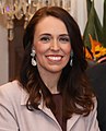 Jacinda Ardern, tercera mujer primer ministro (2017-actualidad), y segunda jefa de gobierno elegida en el mundo que da a luz mientras está en el cargo.