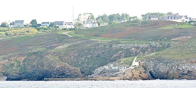 Le port de Pors-Loubous vu de la mer ; à l'arrière-plan le village de Penneac'h.