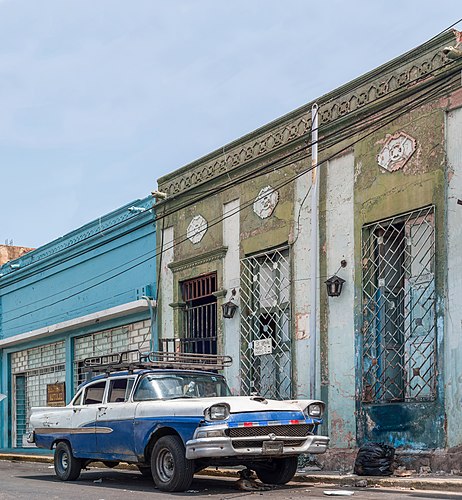 Автомобиль Ford Custom 1958 года выпуска на одной из улиц города Маракайбо