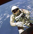 Den 3. juni, 1965; Edward White udenfor Gemini 4 fotograferet af James McDivitt.