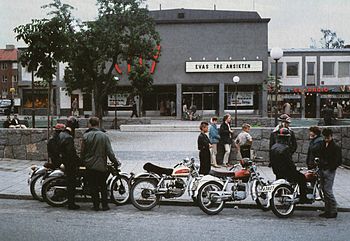 Vid Gubbängstorget öppnade 1953 biografen "City", som var en av 1950-talet biografsatsningar i Stockholms nya förorter. Liksom för hela centrumbebyggelsen var även "Citys" arkitekt Curt Strehlenert på HSB:s arkitektkontor. I juni 1973 lades biografverksamheten ner. Till vänster: Knuttegäng utanför "City" 1958. Man ger "Evas tre ansikten". Till höger: Samma plats i november 2010. Fasaden är numera gul avfärgad, men texten "City" står kvar om än i en annan färg. Moment:teater finns numera i lokalen.