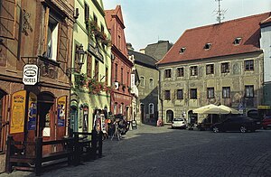 Plac „Na louži”, po prawej w głębi „Dom Jakuba Krčina”