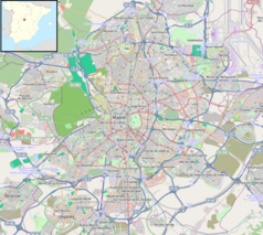 Mapa konturowa miasta Madrytu, blisko centrum u góry znajduje się punkt z opisem „Cruz del Rayo”