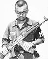 1968年，在越南檢查收繳的AK-47的美國憲兵。