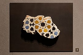 Fragment de zellige découvert à la Mosquée Sidi Boumediene à Tlemcen datant du XIVe siècle, conservé au Musée du Louvre.