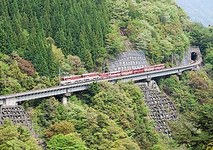 アプト式区間を通る井川線の列車（アプトいちしろ - 長島ダム間）