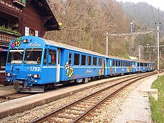 La rame aux couleurs de l'Arosa-Bahn en gare de Lüen-Castiel.