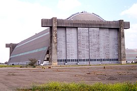 Hangar No. 2 de comezos de s.XX, cunha loncitude de 292 m e 192 m de altura.