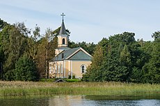 Kyrkan sett från vattnet.