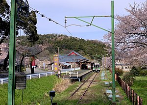 起点となる弥彦駅（2020年4月）