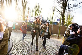 Dj-team Frank en Eva. Rechts een wagentje met een cameraman