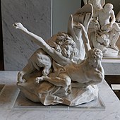 statue de marbre d'un homme dévoré par un lion