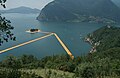 Isola di San Paolo: Teil der Installation The Floating Piers von der Spitze von Monte Isola (Santuario Madonna della Ceriola) aus gesehen.