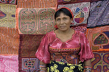 Une femme kuna vendant des molas dans la ville de Panama. (définition réelle 3 902 × 2 598)