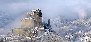 L'abbaye Saint-Michel-de-la-Cluse, sur le mont Pirchiriano (Piémont). (définition réelle 8 000 × 3 733)