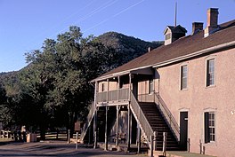 It histoaryske gerjochtsgebou anneks tichthûs fan Lincoln, dêr't Billy the Kid fêstholden waard, ûntsnapte en twa helpsheriffs deamakke.