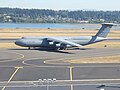 第105空运联队的C-5运输机在波特兰国际机场滑行起飞