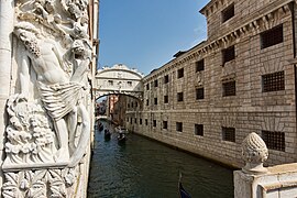 Le pont des Soupirs et la prison vus du quai.