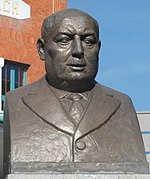 Buste de Maurice Guironnet près de la mairie de Waziers.
