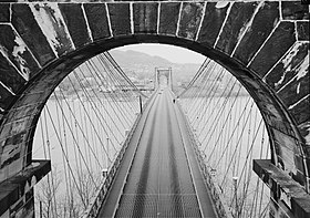 Vue du pont suspendu de Wheeling en 1977. Photo prise depuis le côté où se trouve la ville de Wheeling, en regardant vers l'ouest en direction de l'île de Wheeling.