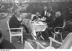 Échanges politiques menés par le ministre Julius Curtius dans les jardins du ministère (1931).