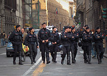 Olasz készenléti csendőrök Firenzében