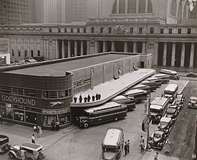 La antigua terminal de autobuses Greyhound junto a la estación