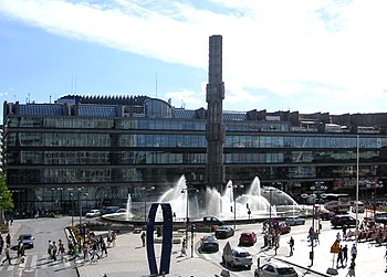 Sergels torg och nya Hötorgscity norr om torget stod färdiga omkring 1967. Bilden till vänster är från juli 1968 med den äldre bebyggelsen längs södra sidan om torget i bakgrunden. Snart skulle dessa rivas och ersättas med Peter Celsings Kulturhuset som invigdes 1974.