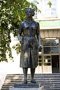 Լիլիանա Դիմիտրովայի հուշարձանը՝ գիմնազիայի բակում