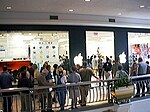 ไทสันคอร์เนอร์เซ็นเตอร์, Virginia on May 19, 2001; a line at the opening of the first Apple Store