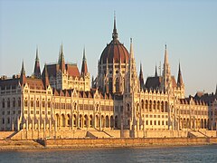 Le parlement hongrois le long du Danube.