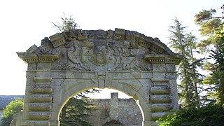 Le Porche d'entrée du Prieuré Notre-Dame de Relay.