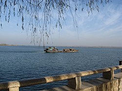 老河口市の浜江公園から望む漢江。対岸は穀城県