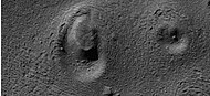 HiWish计划下高分辨率成像科学设备显示的环模陨石坑近景，注：这是前一幅环模陨坑区图像的放大版。