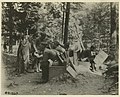 Latrines de campagnes et soldats de l'AEF (American Expeditionary Force). Un des soucis des armées est de limiter le risque sanitaire, d'où les « corvées » de nettoyage afin de maintenir propre les latrines (Archives médicales militaires des États-Unis)